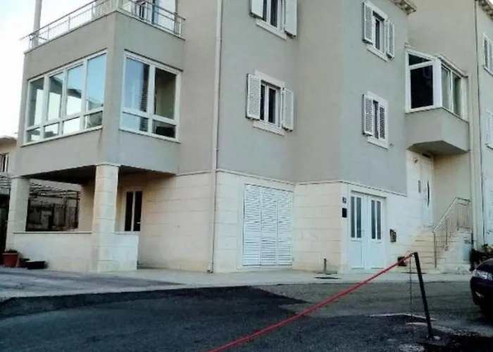 Apartments Mira - Comfy With Garden