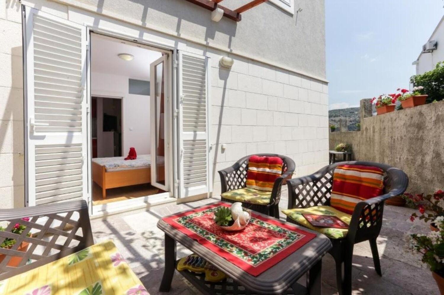 Mira - Comfy With Garden Apartment