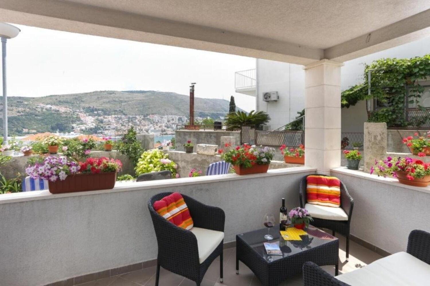 Apartment Mira - Comfy With Garden